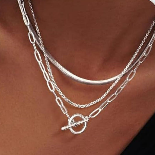 Anouk – Elegante zilverkleurige gelaagde ketting met kapittelsluiting