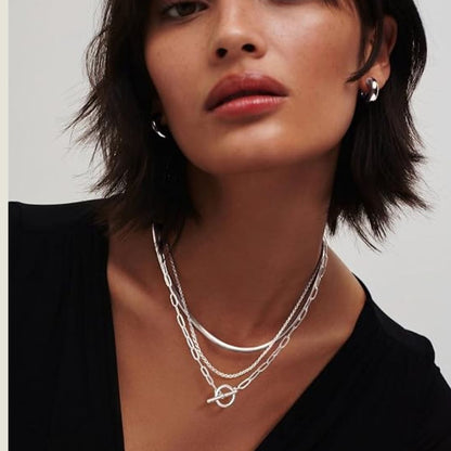 Anouk – Elegante zilverkleurige gelaagde ketting met kapittelsluiting