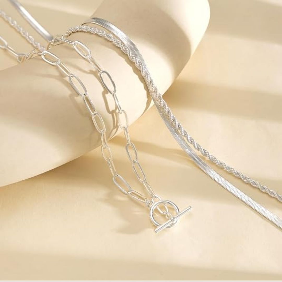 Anouk – Elegante zilverkleurige gelaagde ketting met kapittelsluiting